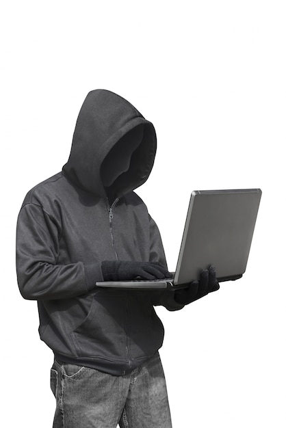 Hacker avec masque anonyme avec ordinateur portable en position debout