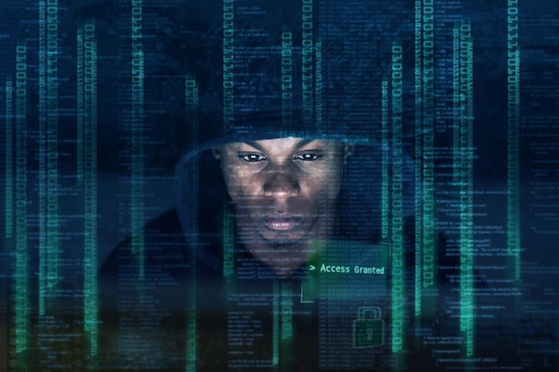 Hacker de nuit et homme noir avec codage pour la violation de pare-feu de cybersécurité ou la programmation Accès en superposition accordé et personne masculine dans le noir pour ransomware ou technologie de l'information avec crime