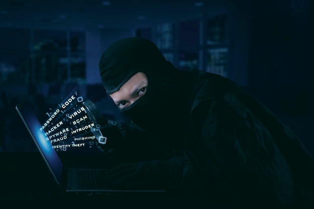 Hacker portant un masque essayant de voler l'identité Concept de sécurité sur Internet