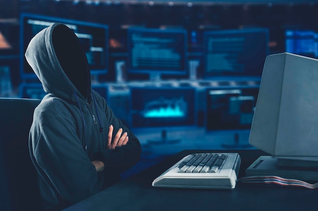 Hacker semble penser avec un ordinateur sur le bureau