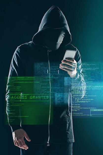 Hacker de smartphones et cybersécurité Internet technologie web et homme pour la cybercriminalité en ligne Protection des données sécurisé site Web et accès personne avec hoodie codage et programmation virus dans le système