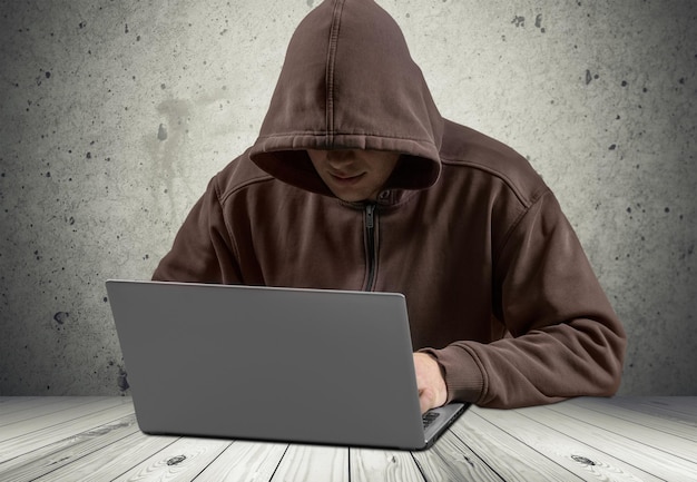 Hacker tapant sur un ordinateur portable avec un code binaire en arrière-plan
