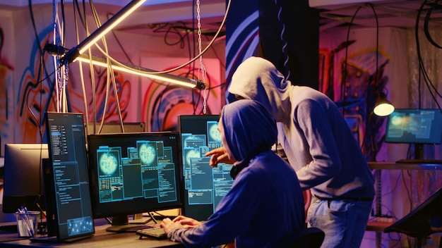 Les hackers dans une cachette éclairée au néon