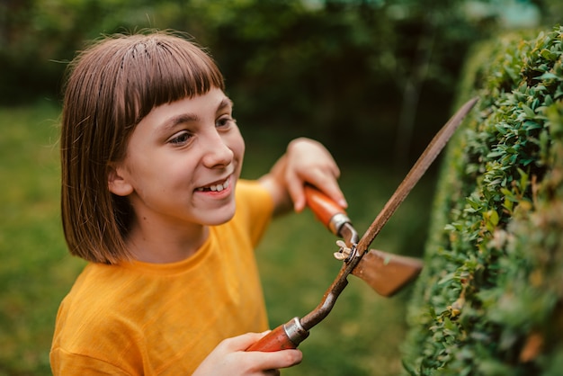 Haie d'élagage fille avec cisailles à main