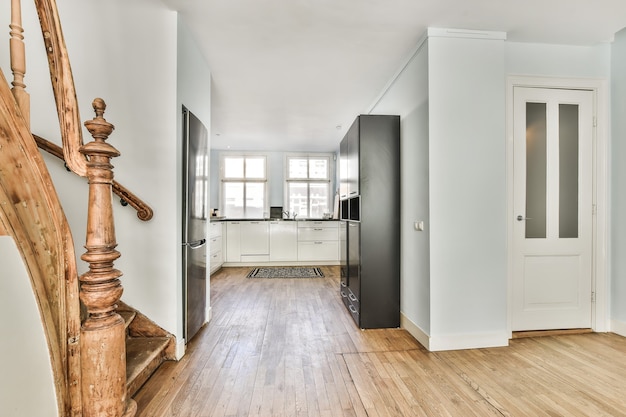 Hall d'escalier de luxe de conception spéciale dans une maison élégante