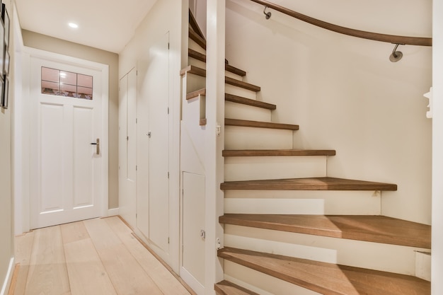 Hall d'escalier de luxe de conception spéciale dans une maison élégante