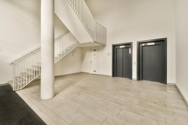 Le hall d'un immeuble avec un escalier et des portes