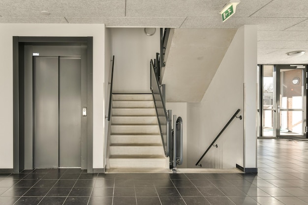 Le hall d'un immeuble avec des escaliers et une porte