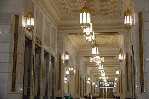 Le hall de l'immeuble est décoré de lumières et d'une enseigne indiquant le musée d'histoire naturelle.