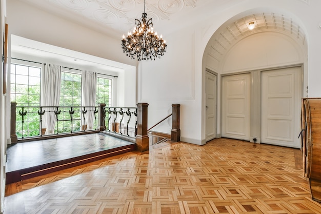 Hall lumineux avec parquet en bois et escalier