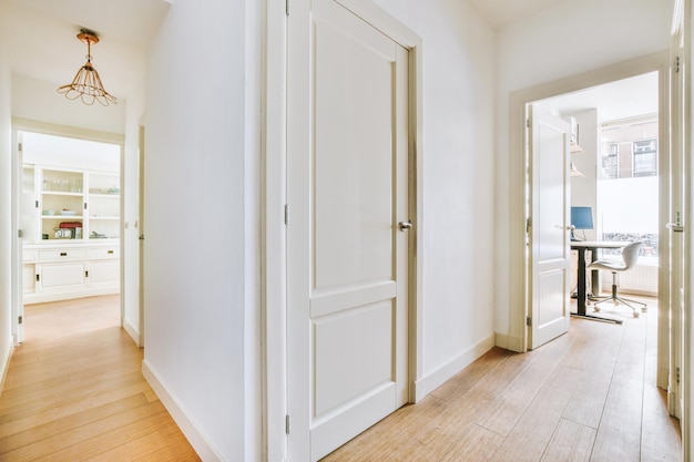 Hall spacieux dans un appartement moderne