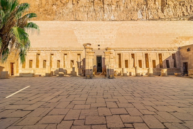 Hall avec des statues et des colonnes dans le temple d'Hatchepsout, Egypte