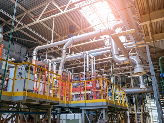 Hall d'une usine industrielle avec équipement de menuiserie