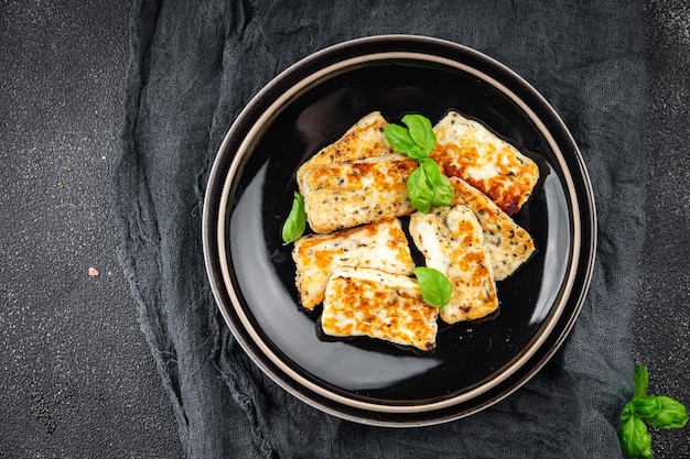 Halloumi fromage frit repas nourriture collation sur la table copie espace nourriture arrière-plan vue rustique de haut