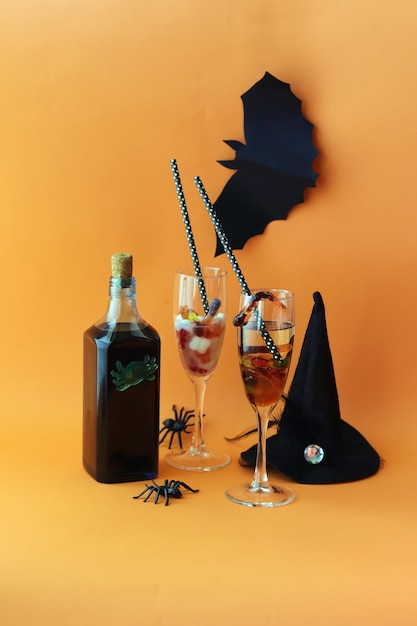 Halloween boit des araignées de citrouilles de vin et une décoration mystique sur fond orange vif