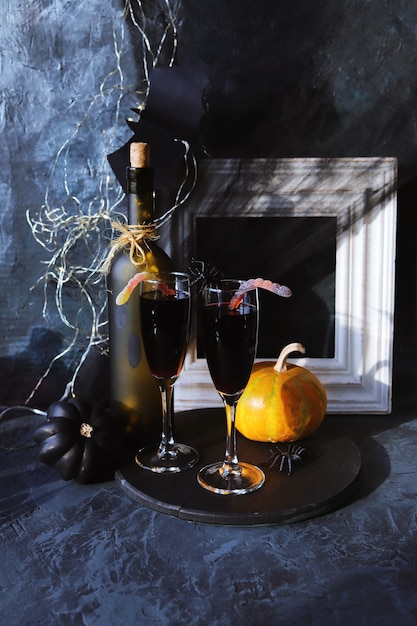 Halloween boit des décorations mystiques de citrouilles de vin sur fond noir