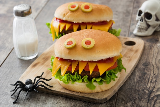 Halloween burger monstres sur table en bois