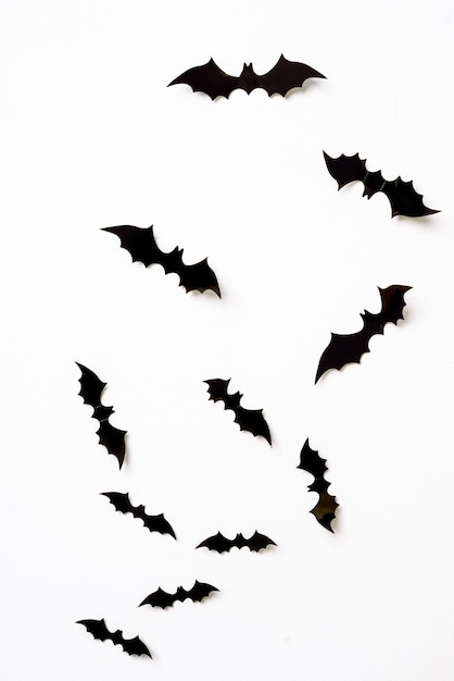 Halloween et concept de décoration chauves-souris en papier 3d noir survolant fond blanc