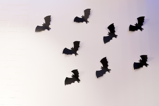 Halloween et concept de décoration chauves-souris en papier noir volant sur fond blanc