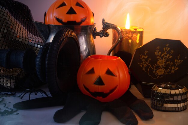 Halloween décoratif nature morte avec citrouilles crânes araignées et bougies Copy space