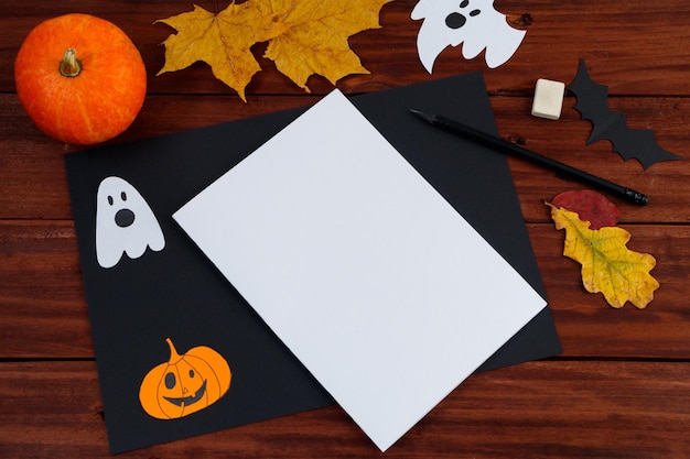 Halloween DIY Instructions étape par étape pour couper une toile d'araignée dans du papier pour les vacances