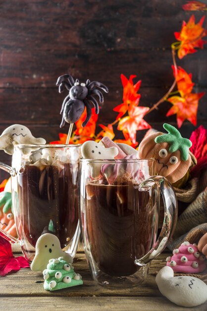 Halloween drôle chocolat chaud avec des guimauves