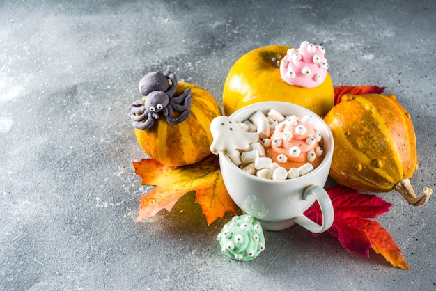 Halloween drôle chocolat chaud avec des guimauves