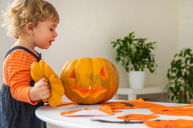 Halloween enfants maison vacances joie mise au point sélective enfants