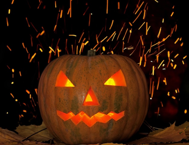 Halloween jack-o-lantern sur les feuilles d'automne