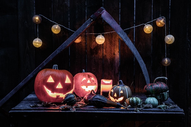 Halloween Jack O' Lanterns bougies et guirlandes lumineuses sur table en bois