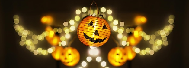 Halloween jack o' lanterns le concept de la lumière dans la nuit halloween forme de lampe ronde de citrouille utilisée pour décorer avec bokeh