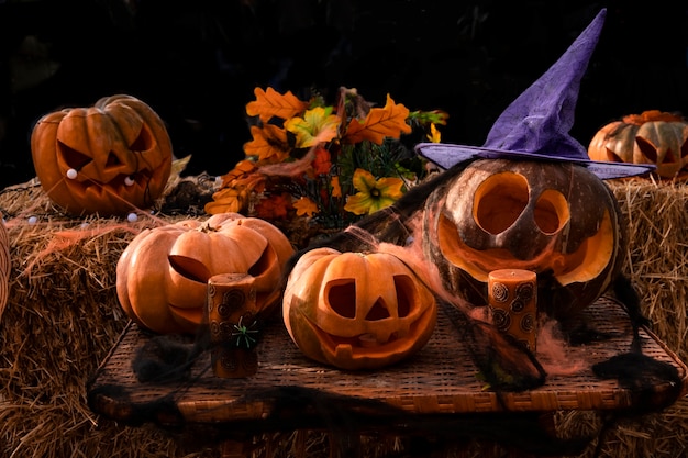 Halloween lanterne citrouilles sculptées composition de citrouilles effrayantes et bougies