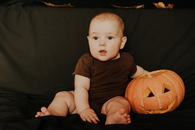 Halloween. Petit garçon avec citrouille Jack