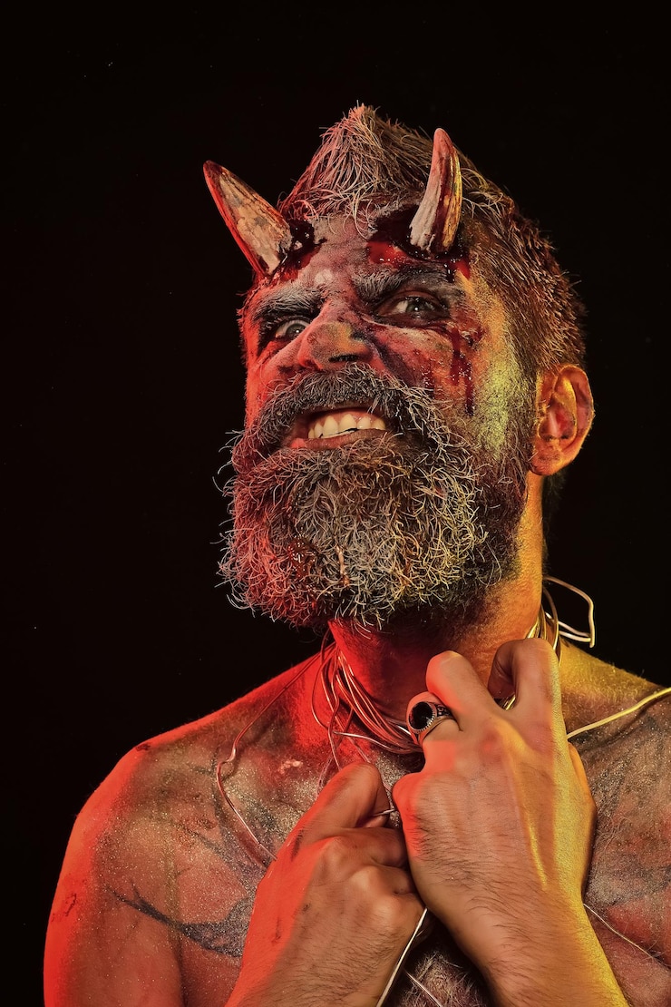 Photo halloween satan avec des blessures de sang rouge barbe sur le visage