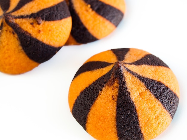 Halloween star drop cookies sur fond blanc.