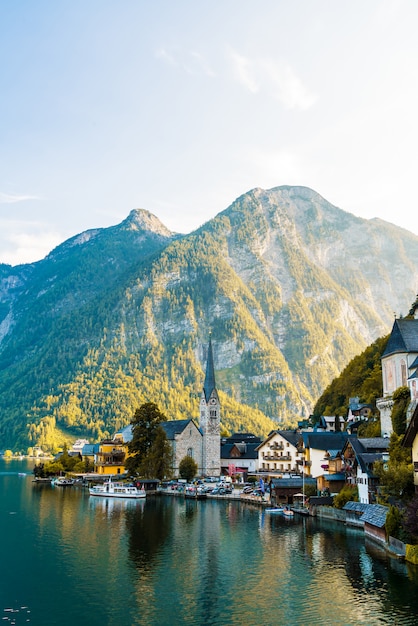 Hallstatt village sur le lac Hallstatter dans les Alpes autrichiennes