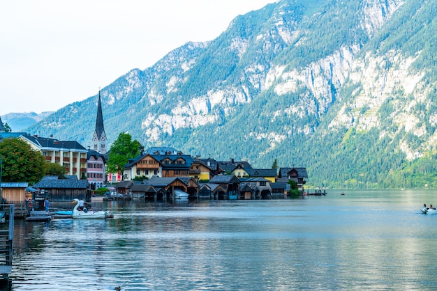 Hallstatt village sur le lac Hallstatter dans les Alpes autrichiennes