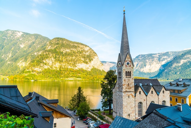 Photo hallstatt village sur le lac hallstatter dans les alpes autrichiennes