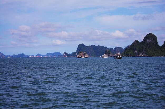 Halong ou Ha Long Bay Site du patrimoine naturel mondial de l'UNESCO et destination de voyage populaire pour les vietnamiens et les voyageurs étrangers croisière visite comprenant 2000 îlots calcaires à Hanoi Vietnam