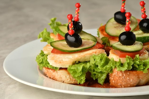 haloumi au fromage grillé, laitue aux tomates.