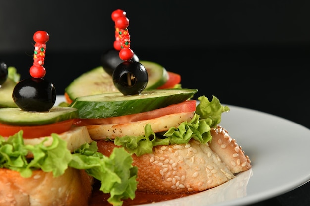 haloumi au fromage grillé, laitue aux tomates.