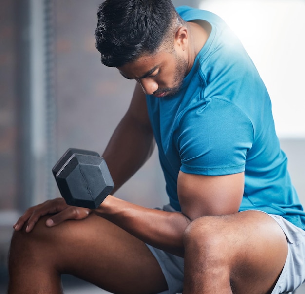 Haltère de remise en forme et homme s'entraînant dans une salle de sport pour le développement de muscles forts et de bras puissants