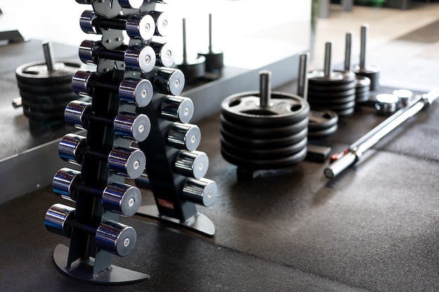 Haltères d'affilée au gymnase Concept de remise en forme de mode de vie sain tonique foncé