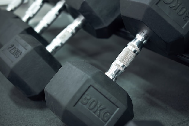 Haltères lourds sur le stand dans la salle de gym