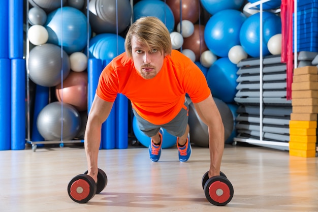 Haltères push-up de gym homme blond