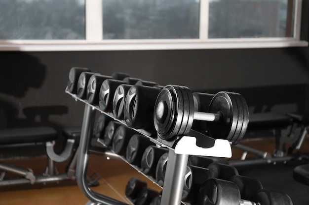 Photo haltères sur rack dans la salle de gym équipement de sport moderne