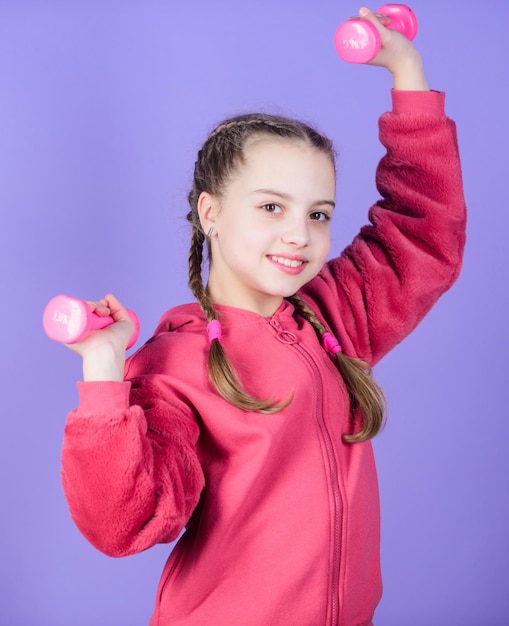 Haltérophilie pour muscules séance d'entraînement de perte de poids de petite fille tenir haltère Succès sportif Régime de remise en forme pour la santé énergétique Heureux enfant sportif avec haltères haltérophilie haltérophilie