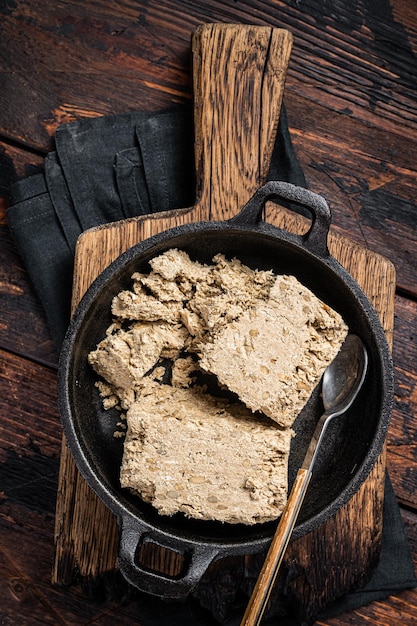 Halva aux graines de tournesol et au miel dans une casserole Fond en bois Vue de dessus