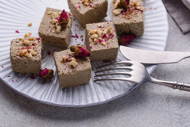 Halva aux pétales de rose et aux noix