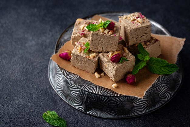 Halva aux pétales de rose et aux noix